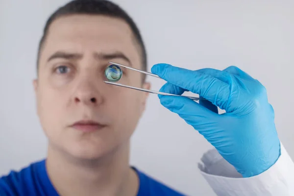 Konzeptionelle Aufnahme Eines Kristallinen Linsenersatzes Für Das Auge Augenchirurgie Rückkehr — Stockfoto