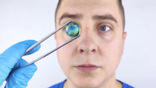 Konzeptionelle Aufnahme Eines Kristallinen Linsenersatzes Für Das Auge Augenchirurgie Rückkehr — Stockvideo