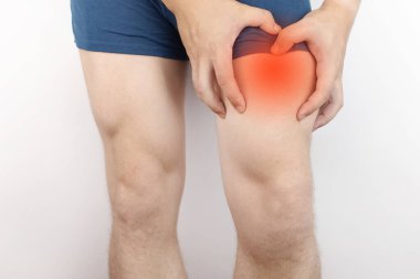 Adam kalçasını sıkıca tutuyor. Kas yırtılması, tendon burkulması, bağ kırıkları ve kemik kırıkları. Kalça ağrısı tıbbi tedavi konsepti