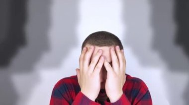 Adam panik atak geçiriyor. Korku, korku, paranoya ve zulüm çılgınlığı kavramı. Gölge siluetleri adamın etrafını sardı. Sinir krizi ve sinir bozuklukları.