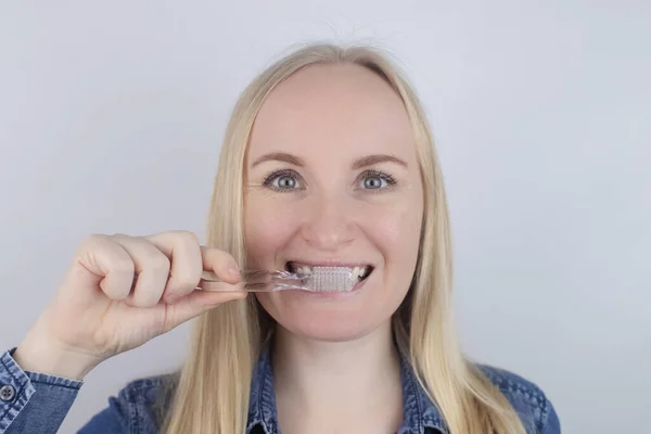 Zbliżenie Dziewczyny Myjącej Zęby Patrzącej Przed Lustro Higiena Jamy Ustnej — Zdjęcie stockowe