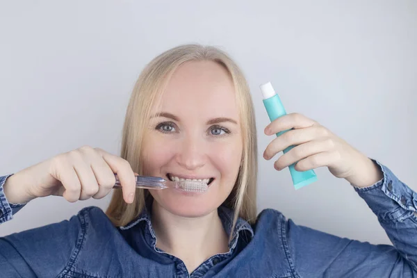 Close Uma Menina Escovando Dentes Olhar Frente Espelho Higiene Oral — Fotografia de Stock