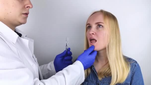 이하라 의사는 환자에게 올바로 이하는 방법을 가르친다 금발의 소녀는 위생을 — 비디오