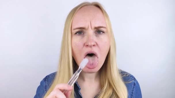 Ren Tunga Närbild Kvinna Som Utför Antimikrobiell Hygien Med Speciell — Stockvideo
