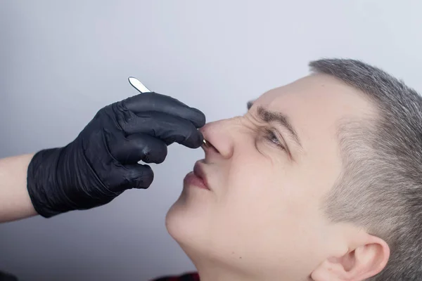 Eliminación Vello Nasal Primer Plano Hombre Que Especialista Peluquería Quita —  Fotos de Stock
