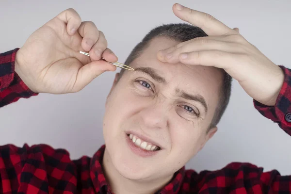 Muž Trhá Obočí Detailní Záběr Odstranění Přebytečných Vlasů Pinzetou Izolované — Stock fotografie