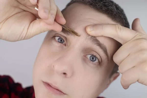 Homem Arrancar Sobrancelhas Close Remover Excesso Cabelo Com Pinças Isolado — Fotografia de Stock