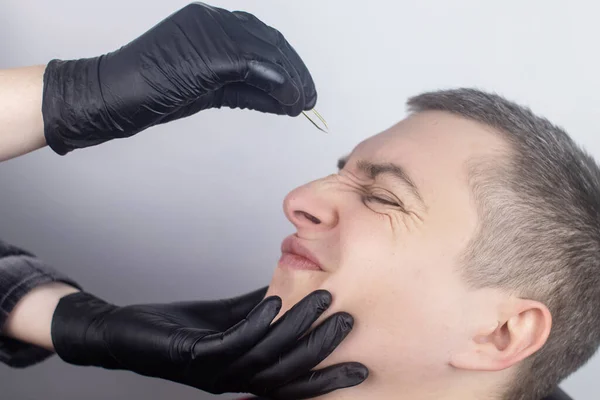 Close Barber Shop Which Specialist Plucking Eyebrows Male Beauty Salon — Stock Photo, Image