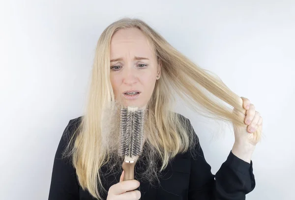 Close Uma Menina Cujo Cabelo Está Caindo Grande Tufo Cachos — Fotografia de Stock