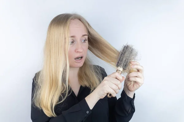 Close Girl Whose Hair Falling Out Large Tuft Tangled Curls — Stock Photo, Image