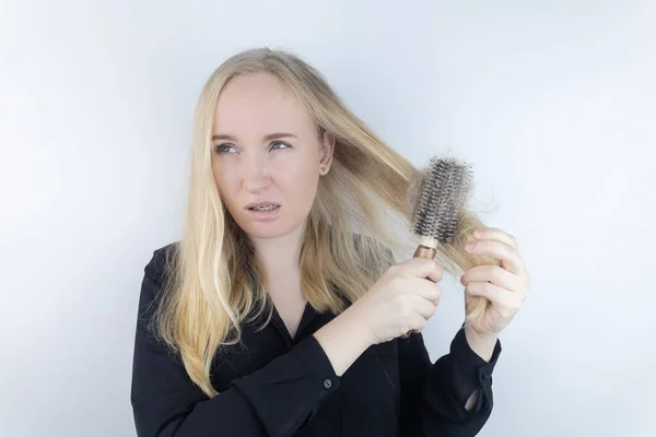 Close Uma Menina Cujo Cabelo Está Caindo Grande Tufo Cachos — Fotografia de Stock