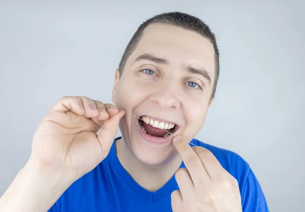 Zubní Nit Zblízka Muž Před Zrcadlem Čistí Zuby Zubními Nitěmi — Stock fotografie