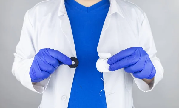 Dental Floss Close Dentist Shows How Use Thread Correctly Different — Stock Photo, Image