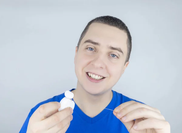 Zubní Nit Zblízka Muž Před Zrcadlem Čistí Zuby Zubními Nitěmi — Stock fotografie