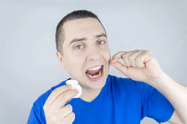 Зубная Нить Закрывается Человек Перед Зеркалом Чистит Зубы Зубной Нитью — стоковое фото