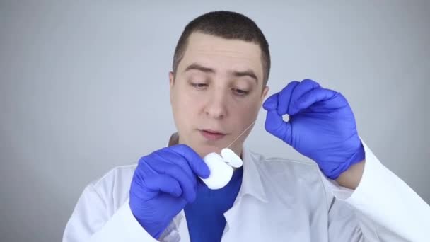 Diş Ipini Kapat Dişçi Ipliğin Nasıl Düzgün Kullanılacağını Gösteriyor Farklı — Stok video