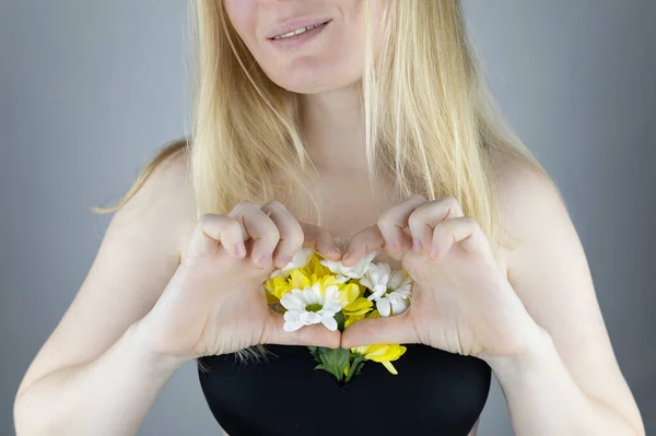 Die Frau Hat Blumen Ihrem Das Konzept Der Frauengesundheit Und — Stockfoto