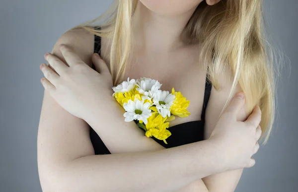 Die Frau Hat Blumen Ihrem Das Konzept Der Frauengesundheit Und — Stockfoto