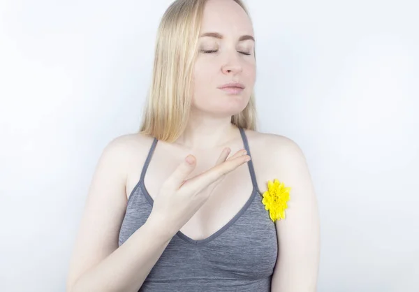 Koncepcja Przyjemnego Zapachu Pachy Dziewczyna Żółte Kwiaty Umieszczone Między Ramionami — Zdjęcie stockowe