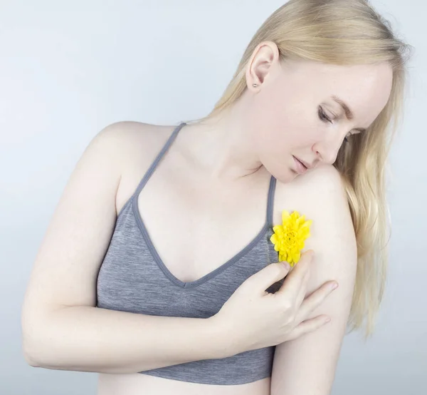 Концепция Приятного Запаха Подмышек Девушки Жёлтые Цветы Зажатые Между Руками — стоковое фото