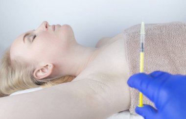 Koltuk altı enjeksiyonu botulinum toksini. Enjeksiyon bölgeleri için krem izi. Ameliyattan önce ağrı kesici. Lokal anestezi. Anhidroz tedavisi. Terlemesi azalmış. Hoş olmayan koltuk altı kokusunu giderir..