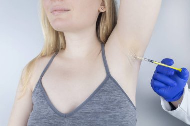 Koltuk altı enjeksiyonu botulinum toksini. Enjeksiyon bölgeleri için krem izi. Ameliyattan önce ağrı kesici. Lokal anestezi. Anhidroz tedavisi. Terlemesi azalmış. Hoş olmayan koltuk altı kokusunu giderir..