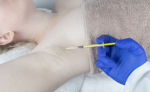 Koltuk altı enjeksiyonu botulinum toksini. Enjeksiyon bölgeleri için krem izi. Ameliyattan önce ağrı kesici. Lokal anestezi. Anhidroz tedavisi. Terlemesi azalmış. Hoş olmayan koltuk altı kokusunu giderir..