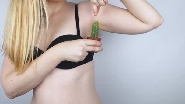 Concepto Cactus Axilas Sin Afeitar Chica Sostiene Cactus Delante Sus — Vídeos de Stock