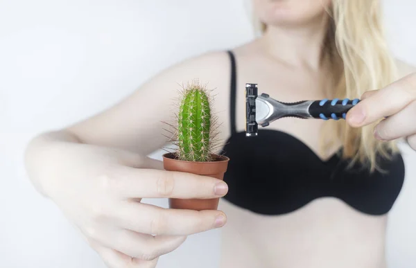 Kakteenkonzept Unrasierte Achseln Das Mädchen Hält Einen Kaktus Vor Ihre — Stockfoto