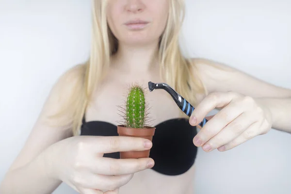 Kaktusz Koncepció Borotválatlan Hónalj Lány Egy Kaktuszt Tart Hónalja Előtt — Stock Fotó