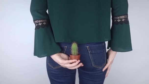 Concept Een Vrouw Houdt Een Cactus Vast Als Symbool Van — Stockvideo