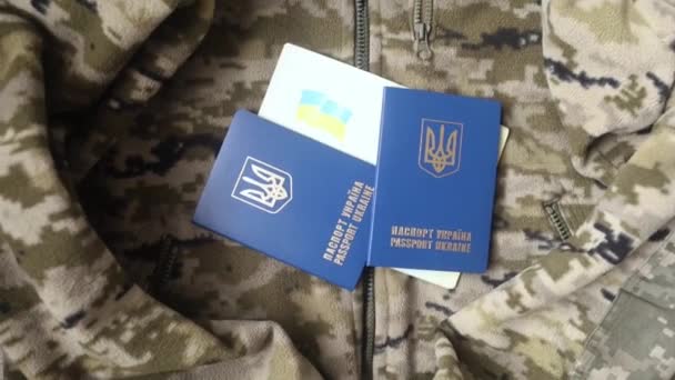 Concepto Soldado Ucraniano Camuflado Lleva Pasaporte Ucraniano Con Los Símbolos — Vídeo de stock