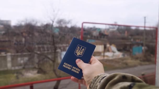 Concetto Soldato Ucraino Camuffato Possesso Passaporto Ucraino Con Simboli Del — Video Stock