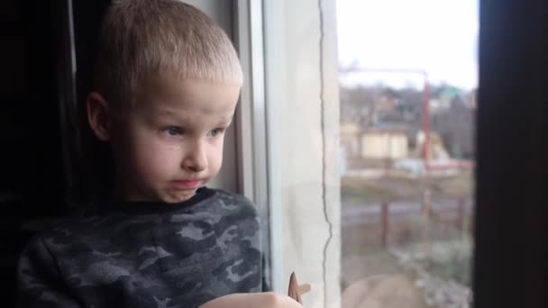 Напад Росії Україну Дитина Сидить Вікні Кричить Тлі Зруйнованого Будинку — стокове відео