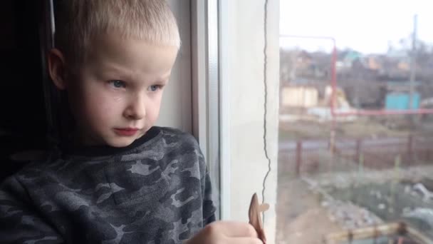Ataque Ruso Ucrania Niño Sienta Ventana Llora Contexto Edificio Destruido — Vídeo de stock