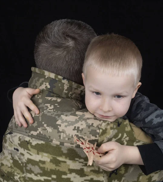 War Ukraine Military Children Ukrainian Soldier Hugs Child Army Protects — Stock Photo, Image