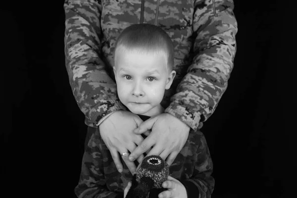 Guerre Ukraine Militaires Enfants Soldat Ukrainien Serre Enfant Dans Ses — Photo