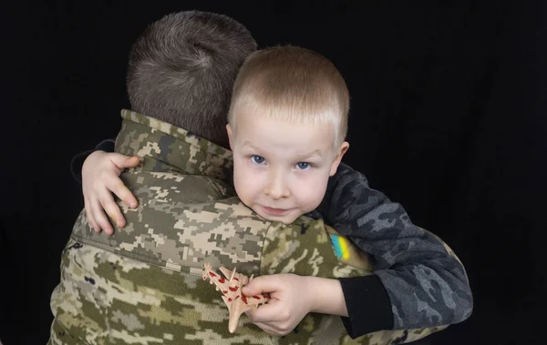 Guerre Ukraine Militaires Enfants Soldat Ukrainien Serre Enfant Dans Ses — Photo