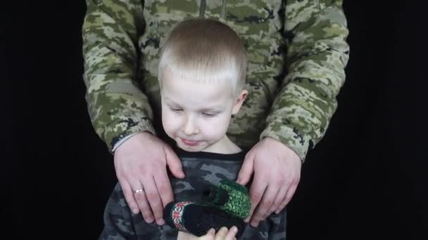 Wojna Ukrainie Wojsko Dzieci Ukraiński Żołnierz Przytula Dziecko Armia Chroni — Wideo stockowe
