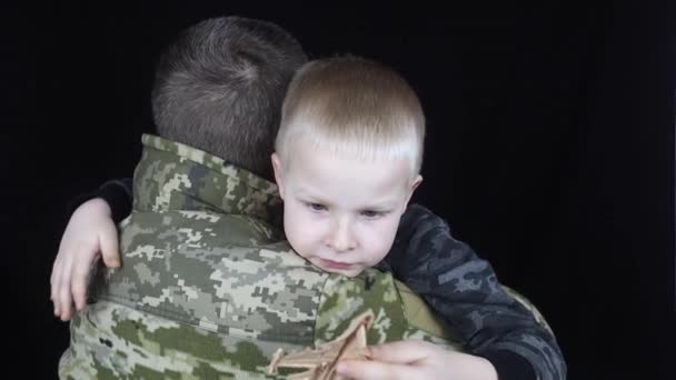 Guerra Ucrania Militares Niños Soldado Ucraniano Abraza Niño Ejército Protege — Vídeo de stock