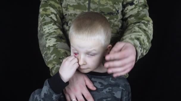 Ukrayna Savaş Ordu Çocuklar Ukraynalı Asker Bir Çocuğa Sarılıyor Ordu — Stok video