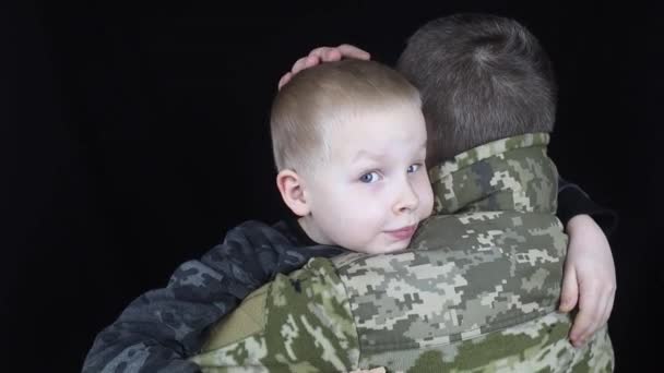 Guerra Ucraina Militari Bambini Soldato Ucraino Abbraccia Bambino Esercito Protegge — Video Stock