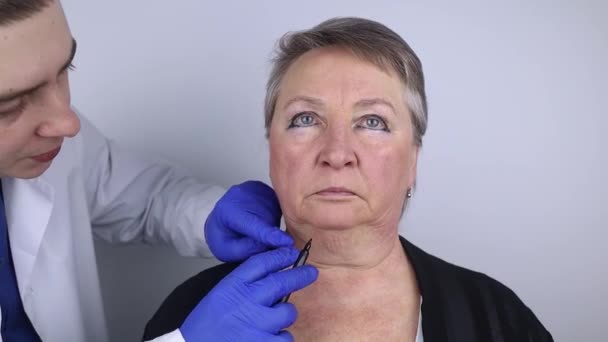 Elderly Woman Reception Facial Plastic Surgeon Consultation Removal Age Wrinkles — Stock Video