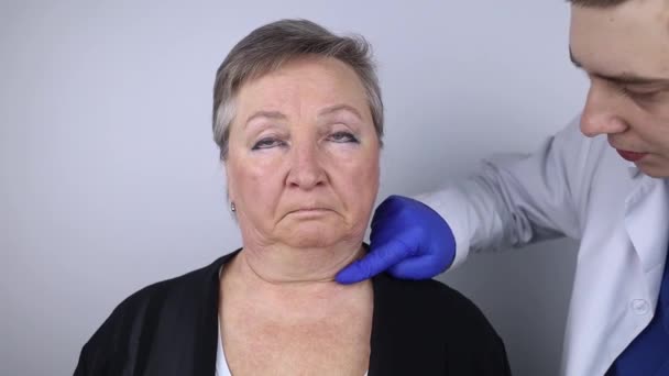 Elderly Woman Reception Facial Plastic Surgeon Consultation Removal Age Wrinkles — Stock Video