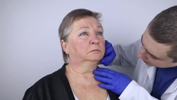 Elderly Woman Reception Facial Plastic Surgeon Consultation Removal Age Wrinkles — Stock Video