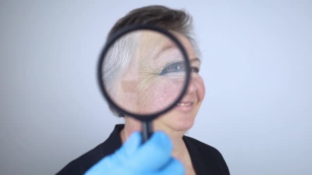 Bir Estetik Cerrahın Resepsiyonunda Kıdemli Bir Kadın Yüzündeki Yaş Kırışıklıklarının — Stok video