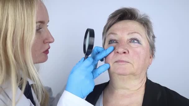 Femeie Vârstă Recepţia Unui Chirurg Plastician Facial Consultarea Privind Îndepărtarea — Videoclip de stoc