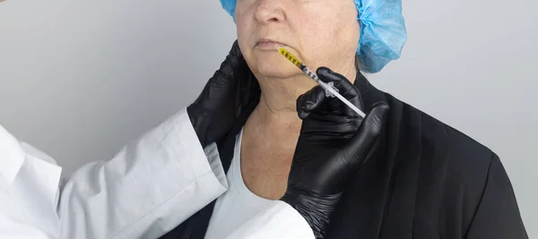 Injeção Toxina Botulínica Mulher Sênior Consulta Com Esteticista Que Prepara — Fotografia de Stock
