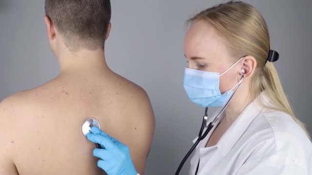 Auscultation Thérapeute Écoute Les Poumons Patient Homme Plaint Toux Difficultés — Video