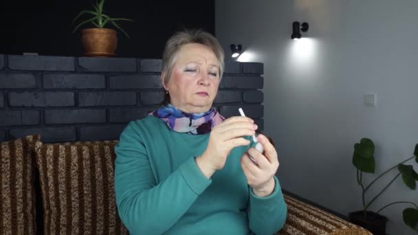 Halsschmerzen Eine Ältere Frau Behandelt Ihren Mund Mit Medikamenten Die — Stockvideo